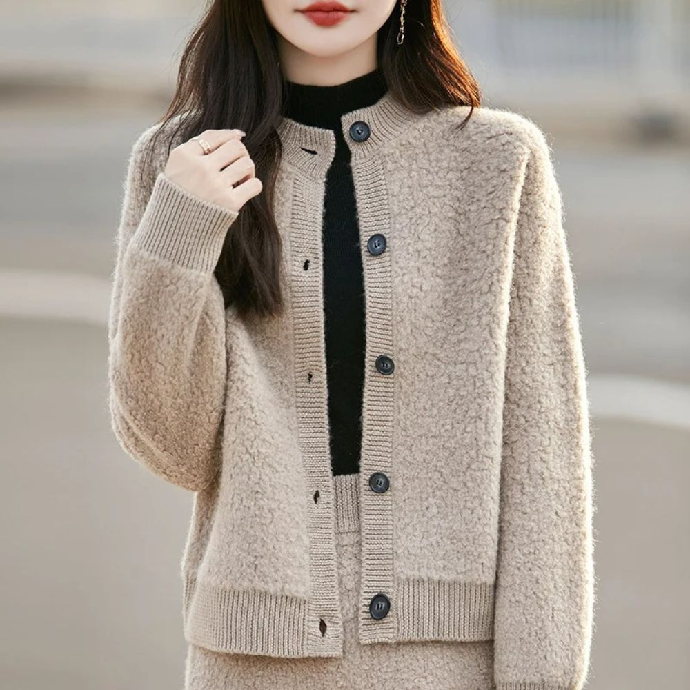 Cardigan da donna in lana con girocollo, perfetto per le giornate d’autunno e inverno.